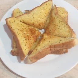 ปังปิ้งเนยกระเทียม Garlic Butter Bread